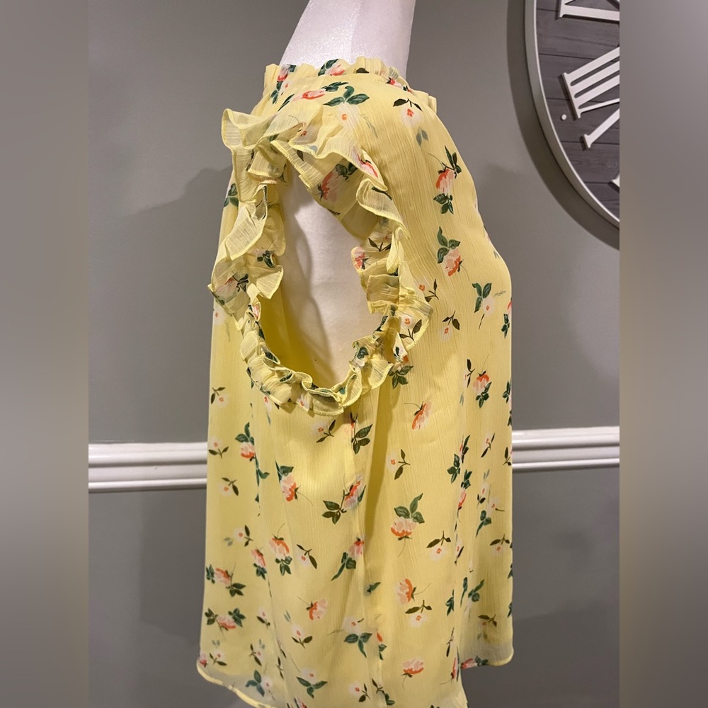 Women's Yellow with Flowers Short Sleeve Top - NWOT Size Medium - Picture 6 of 7